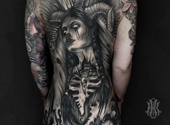 Vollständiges Rückentattoo von dem Tätowierer Robi Kovács
